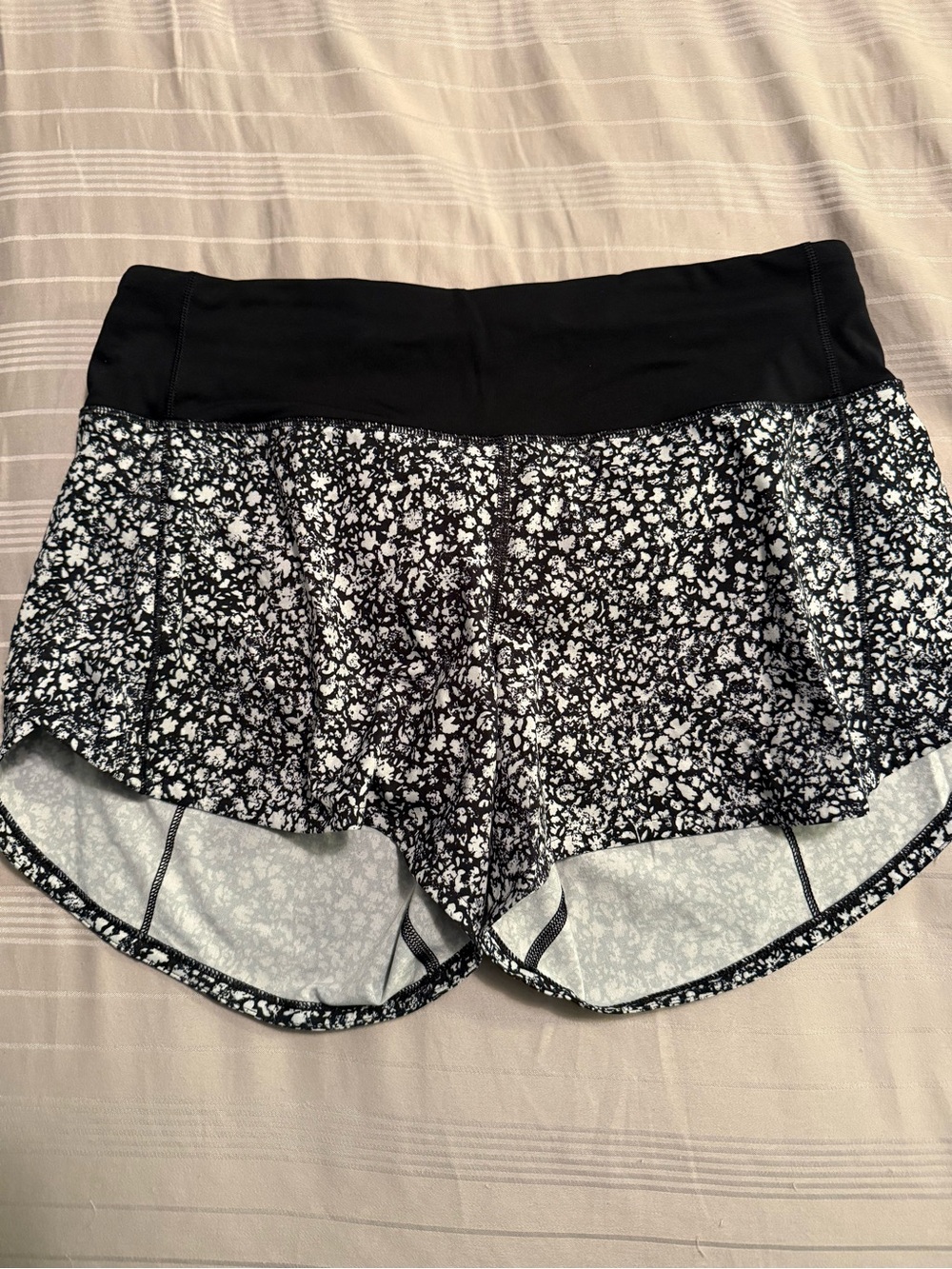 lululemon athletica Black and White Floral Athletic Shorts 6 tall